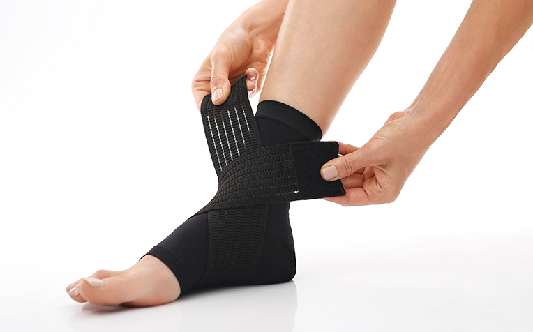 https://therapeuticexpress.com/wp-content/uploads/2021/11/knee-ankle-braces-how-can-they-help-you-2.jpg